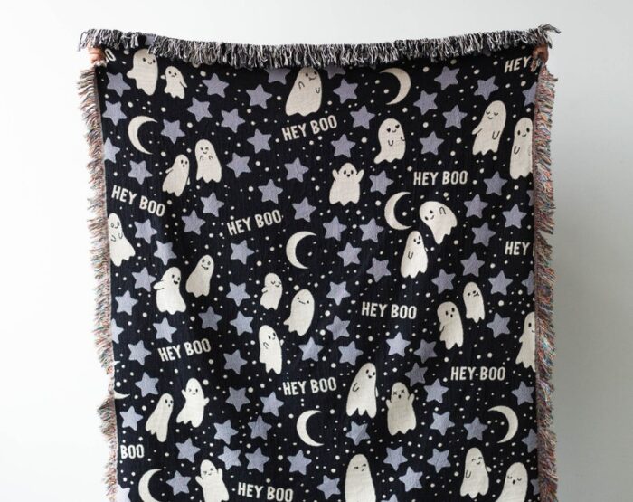 Ghosts 'Hey Boo' Throw Blanket: Cozy Halloween Decor