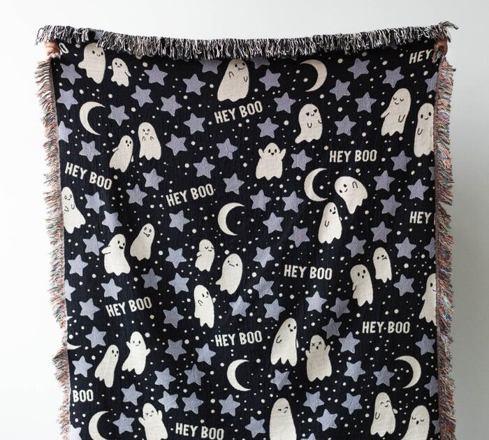 Ghosts 'Hey Boo' Throw Blanket: Cozy Halloween Decor