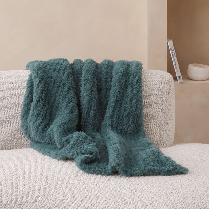 Munich Evergreen Feather Yarn Throw